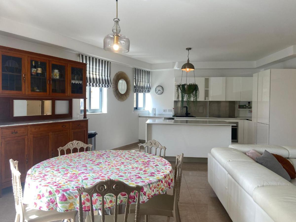 Cozy 2 Bedroom Apartment Near Seafront グジラ エクステリア 写真